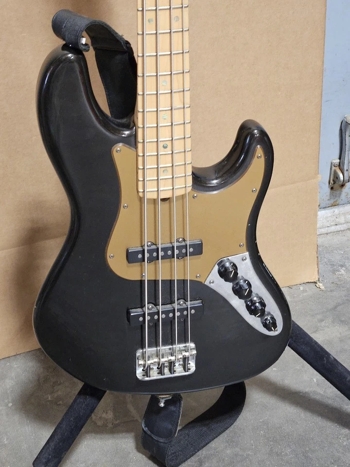 2006 Fender American Deluxe 4 String Jazz Bass Guitar Maple Montego with Case - Image 3 of 4