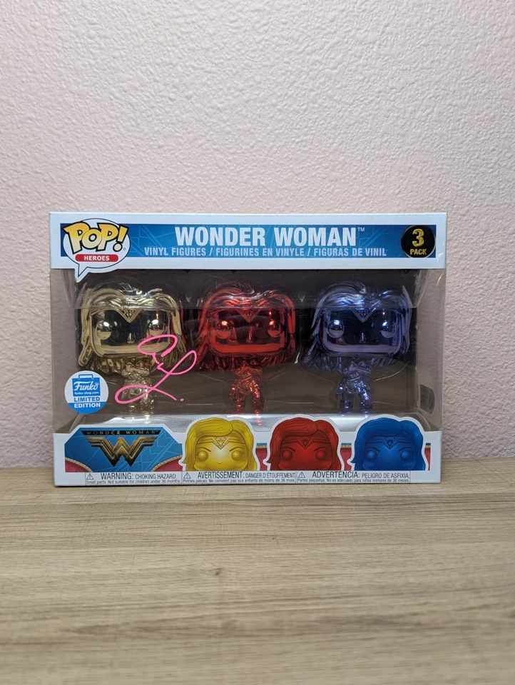 NUEVO EN CAJA WWE AJ Lee Firmado Mujer Maravilla Paquete de 3 Funko Autógrafos Certificado de Autenticidad SWAU con Protector Foto 3 de 4