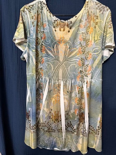 Top de mujer de la colección NY con cuello en Y mandarina, pintucks delanteros  - Imagen 2 de 3