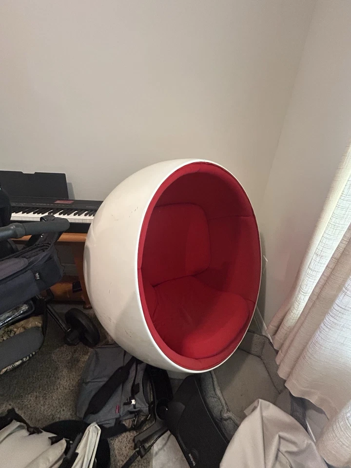 Silla de baile original Eero Aarnio roja y blanca Foto 2 de 4