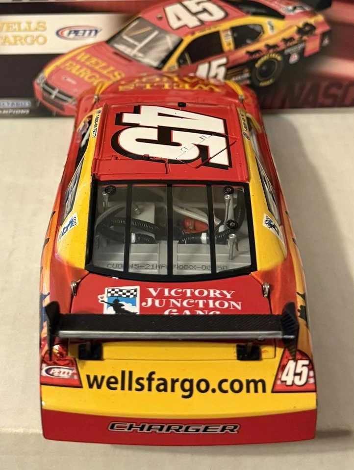 2008 Kyle Petty #45 Wells Fargo Dodge Charger 1/24 NASCAR Diecast RARE HTF 🔥 - Image 4 of 4