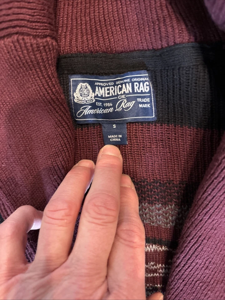 Cárdigan American Rag para hombre con patrón azteca granate/negro/gris talla pequeña Foto 2 de 4