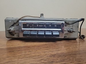 VINTAGE ANTIQUE 1955-1956 CHEVY 12 VOLT BLACK PUSH BUTTON AM RADIO (UNTESTED)