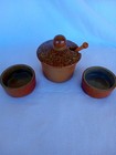 Moutardier et ses 2 pots à sauces en grès, en très bon état