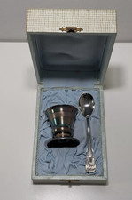Coquetier et cuillère en métal argenté avec poinçon ancien, coffret de baptême
