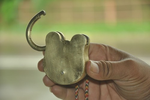 Vintage Brass Handcrafted Bird & Line Engraved Fine Quality Padlock - Picture 6 of 8