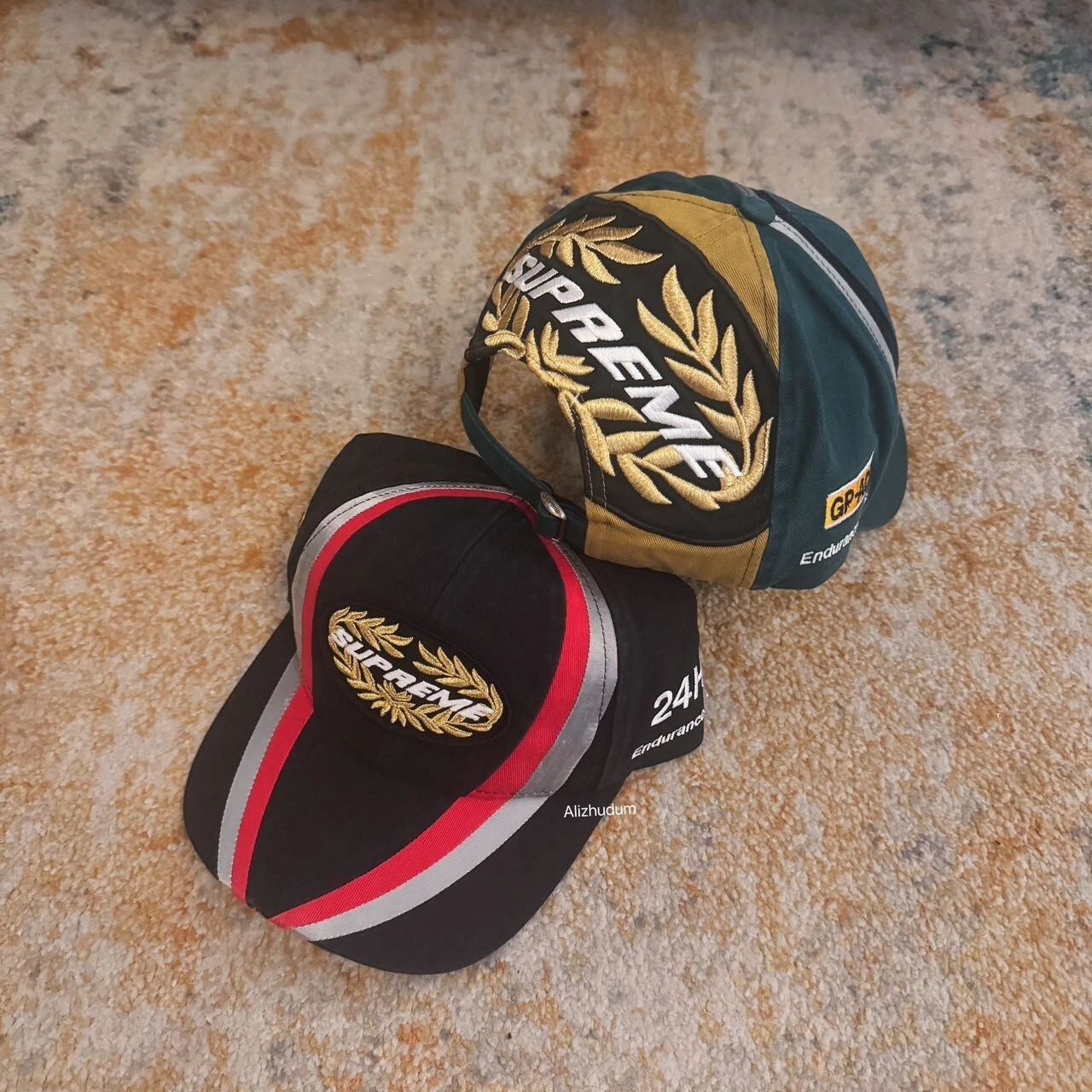 CHAPEAU SUPREME FW24 ENDURANCE SERIES 6 PANNEAUX COUSU NOIR VERT ROSE