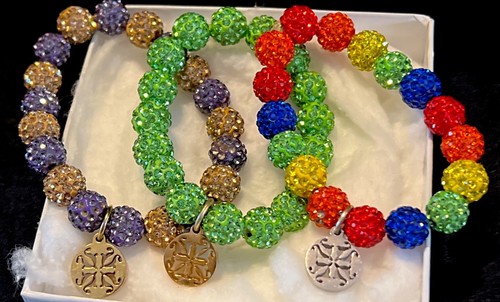 Rustikale Manschette Kristall Emerson Perlen Stretch Armband Logo Charm-Sie wählen die Farbe