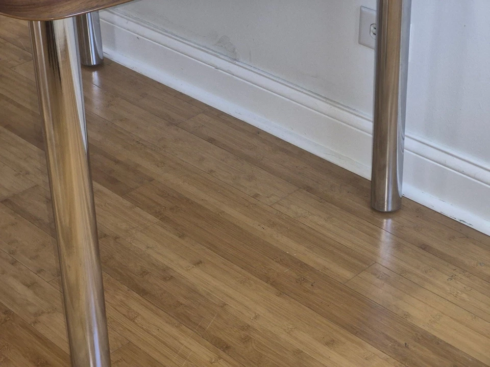 Mesa de comedor Mid-Century Burlwood Formica con patas cromadas Foto 3 de 4