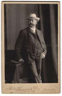 Fotografie Samson & Co., Aachen, Theaterstr. 18, Herr Oswald Küpper im Anzug mi 