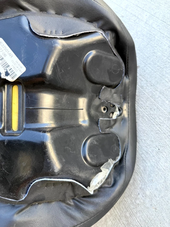 Harley Davidson RDW-92/61-0067 Solo Driver Seat Black for 2009 Dyna Motorcycle - Image 4 of 4