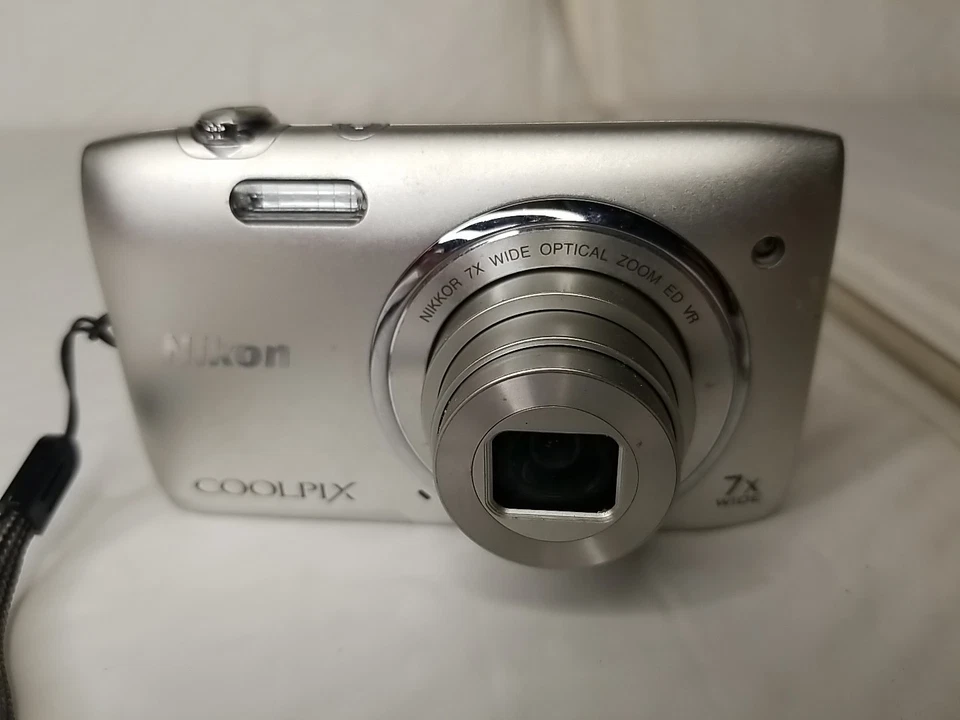 Nikon COOLPIX S3500 Digital Camera 20.1 MP Optical Zoom Silver - Image 2 of 4