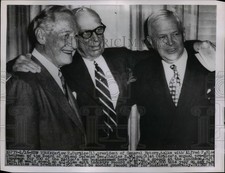 1956 Press Photo Harflow H Curtice Talks With Alfred P Sloan - nef29955