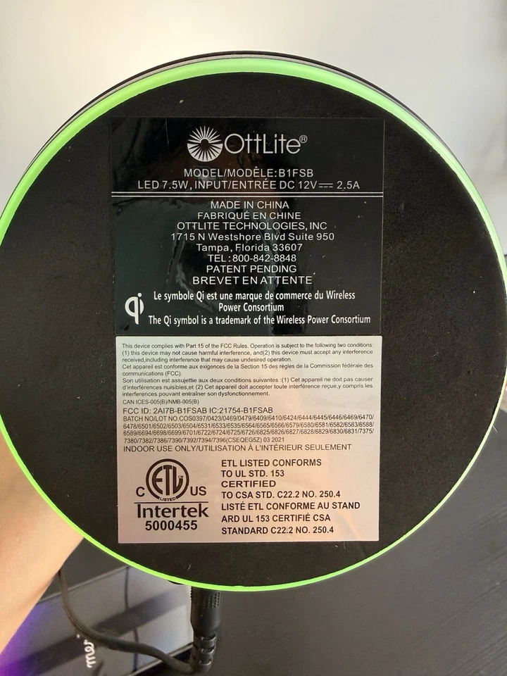 Lámpara de Escritorio LED OttLite Luz con Reloj y Estación de Carga Inalámbrica Qi-enable  Foto 4 de 4