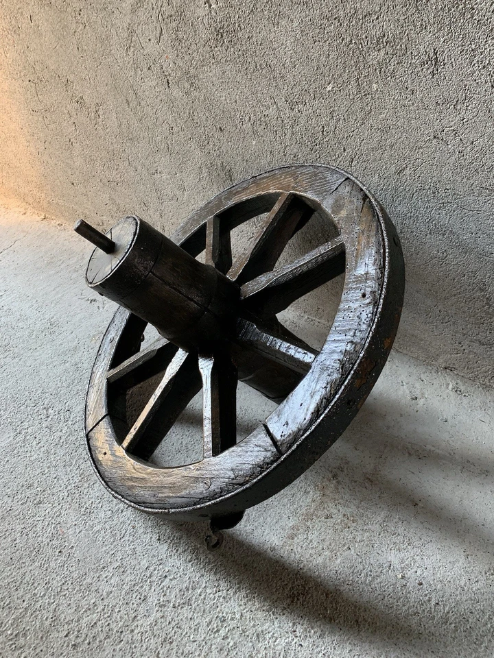 Roue de chariot ancien début 900 bois de fer - Photo 2/4