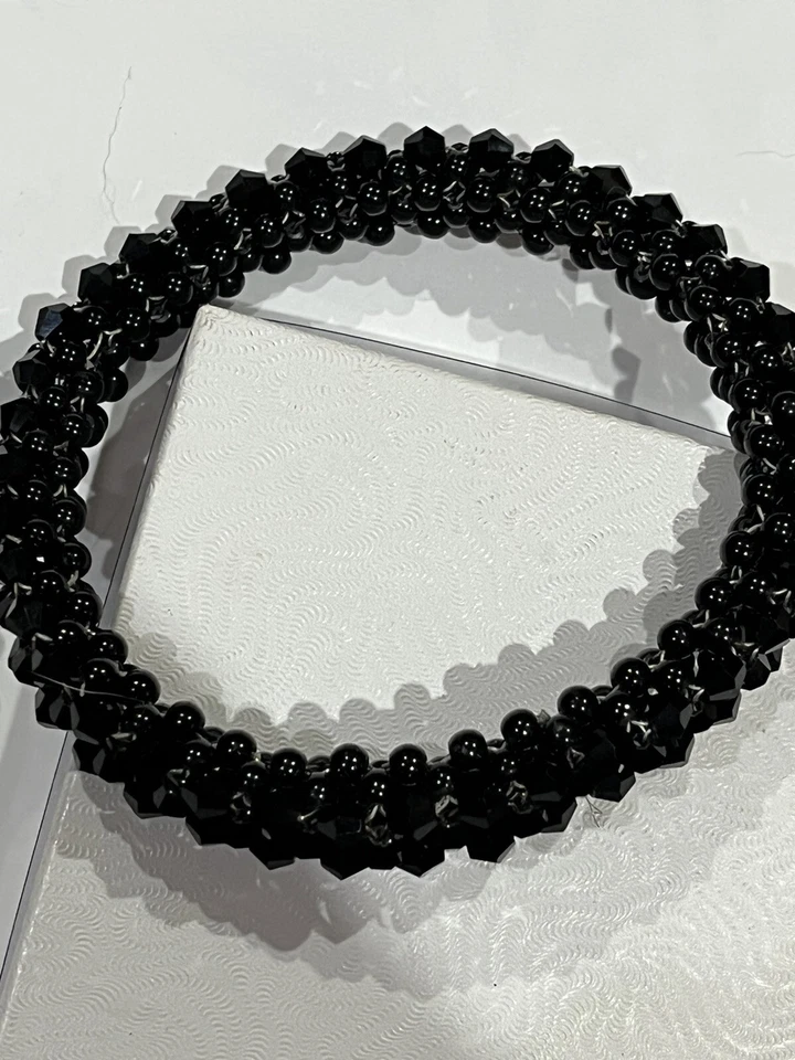 Black Tubular Kumihimo 珍珠和闪闪发光的珠子滚动手链。 9.4 英寸 LG — 第 2/4 张图片