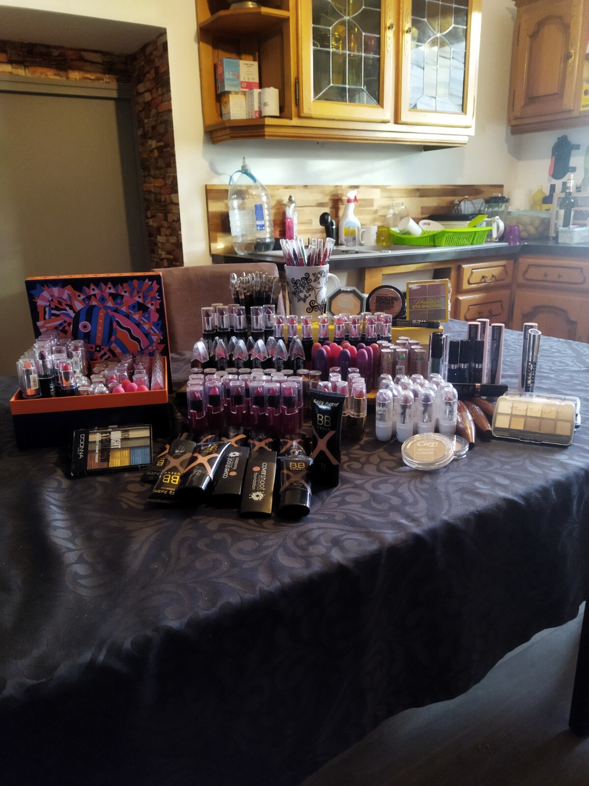 Lot de maquillage et cosmétiques hypoallergéniques pour dissimuler les rougeurs des peaux sensibles