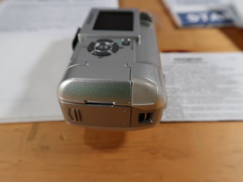 Olympus Camedia D-560 Zoom 3.2MP Digital Camera w/Memory card - Picture 11 of 13