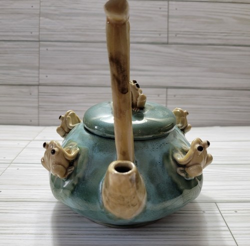 Teiera ceramica maiolica 3D dimensione rane Lillian August Art Nouveau verde - Foto 2 di 11