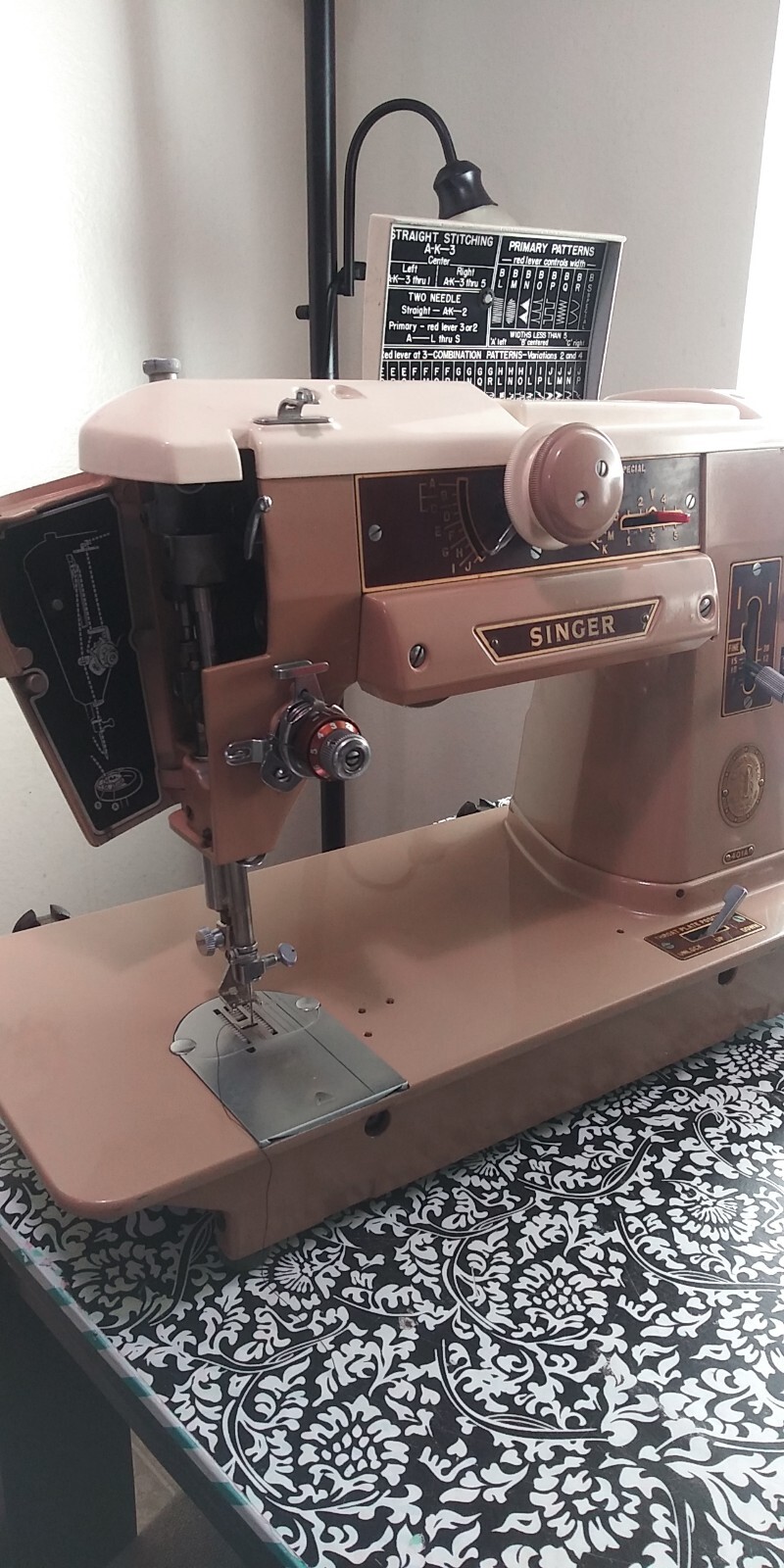 Vintage Singer Model 401a Slantomatic Sewing Machine w/ Foot Pedal
