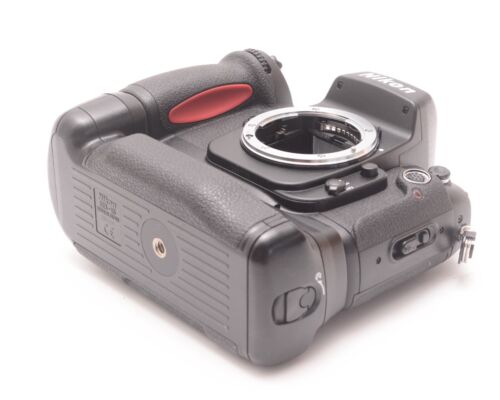 Nikon F100 35mm Film SLR Camera (Body Only) - With MB-15 Grip & MF-29 Data Back - Picture 15 of 23