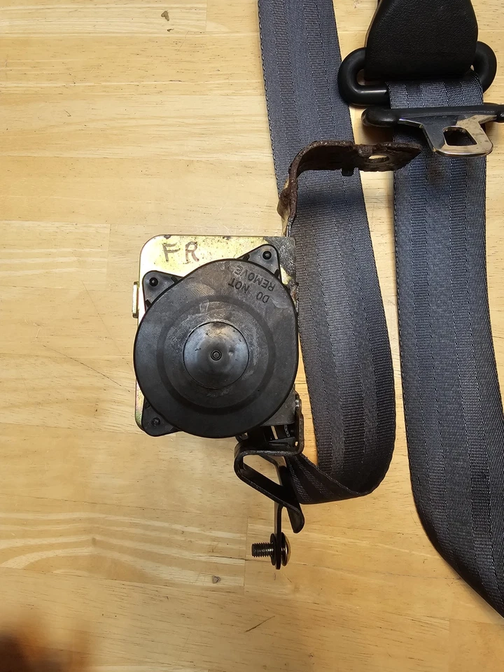 Cinturón de seguridad derecho pasajero delantero derecho 96-98 Geo Tracker Suzuki Sidekick 4 puertas Foto 3 de 4