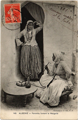 CPA AK FEMMES FUMANT LA NARGUILE FRAUEN TYPEN ALGERIEN (1435574)