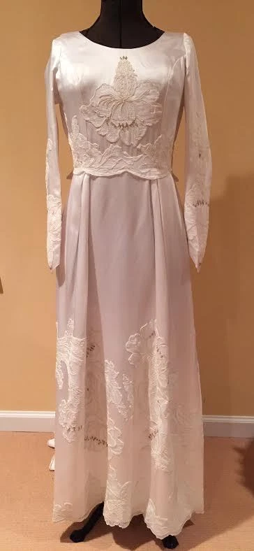 Vestido de novia vintage estilo columna tren Foto 3 de 4