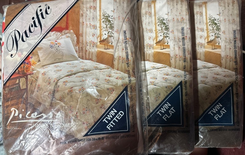 Pacific : Picasso : Hands & Flowers : Twin Sheets : 2 Flat : 1 Fitted