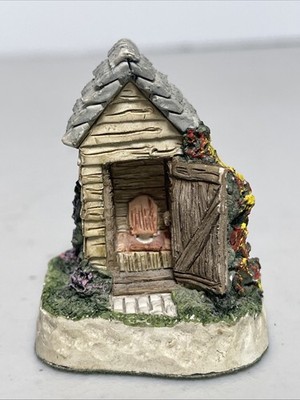 David Winter Cameos ''The Privy''  1991 Miniature Hand Painted John Hine England