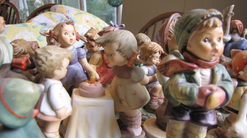Hummel 16 piece Goebel figurines West Germany lot 1940 to Now Beautiful - Picture 11 of 12