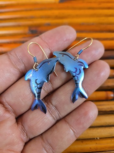Hermosos pendientes de alambre de niobio delfín azul Holly Yashi de colección