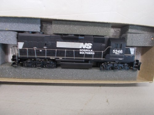 ATHEARN~ NORFOLK & SOUTHERN GP-38 POWERED LOCOMOTIVE # 5246~HO SCALE - Picture 6 of 7