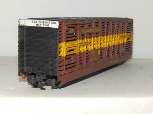 AHM HO MILWAUKEE RD. MILN #26349 EXCESSIVE HEIGHT STOCK CAR 50' - Picture 3 of 6