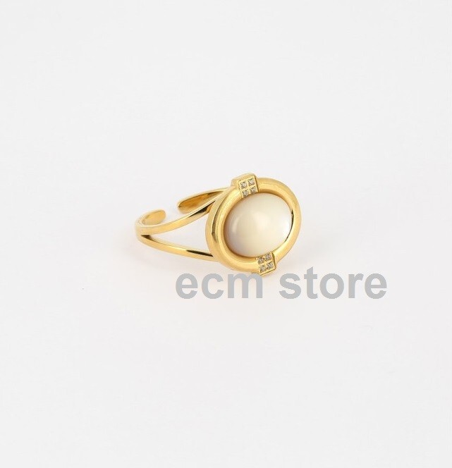 Bague ZAG acier doré orné de nacre blanche, la finesse de la haute fantaisie