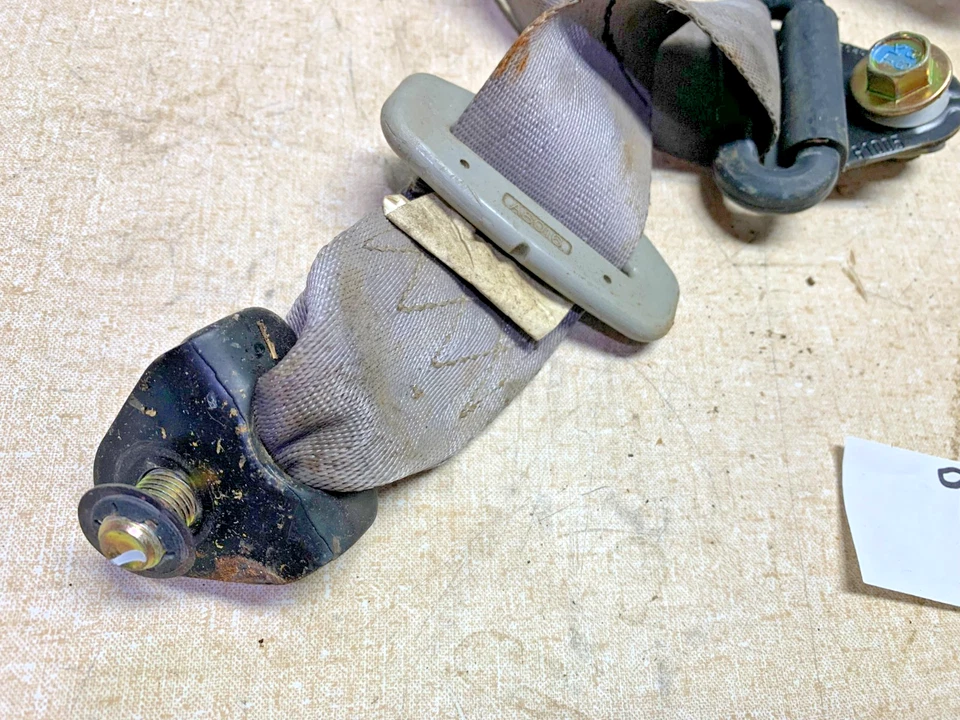 89 90 91 92 93 94 Geo Metro 2 puertas DERECHO TRASERO cinturón retractor Foto 3 de 3