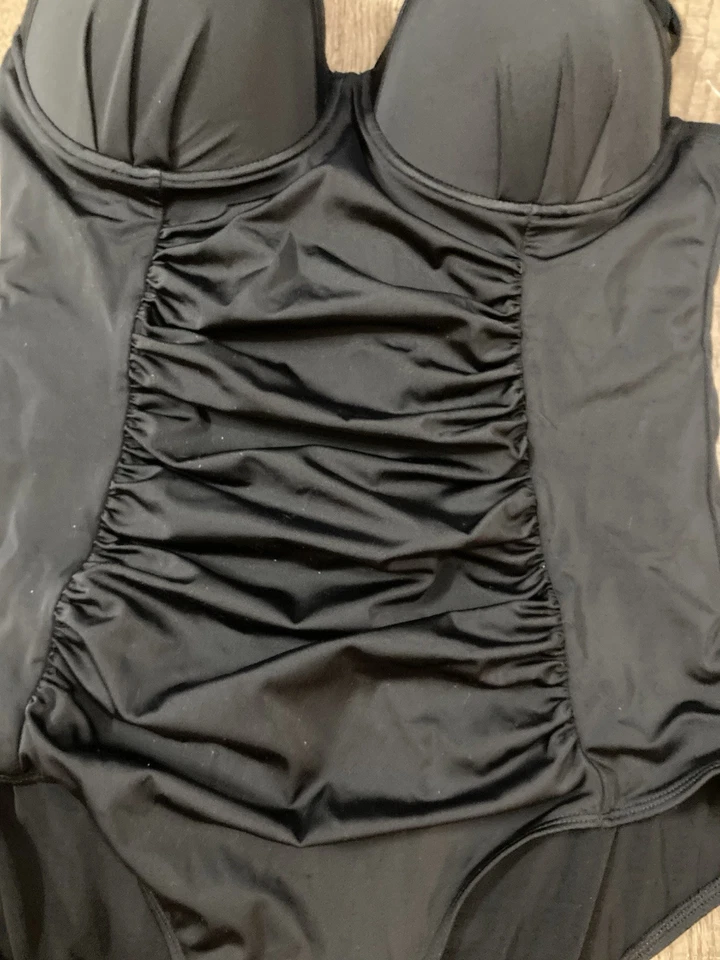 Traje de baño negro de una pieza Torrid con sujetador incorporado con aros talla 1 DD/DDD Foto 3 de 4