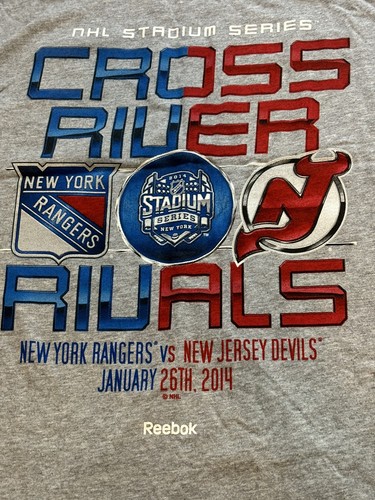 Camiseta para niños New York Yankees NHL Stadium Series New York Rangers & NJ Devils - Imagen 1 de 8