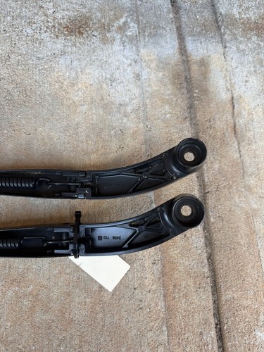 2015 - 2020 GMC YUKON OEM FRONT LEFT & RIGHT WINDSHIELD WIPER ARM SET - Picture 5 of 10