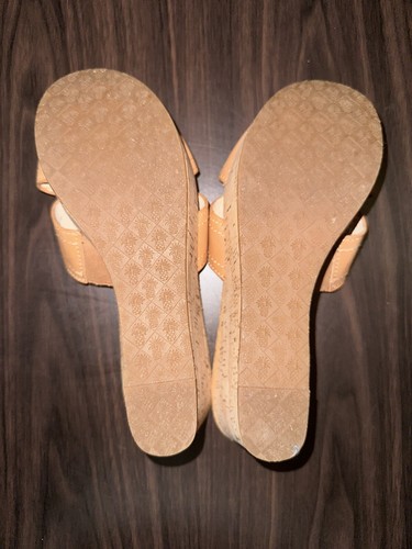 Tommy Bahama Women Sz 7 St Santino Cork Wedge Sandal Leather Gold Medallion 3” - Bild 6 von 6