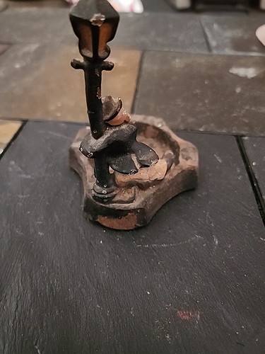 Antiguo cenicero de hierro fundido de colección de los años 30 FIGURAL MAN descansando sobre poste de lámpara - Imagen 6 de 10