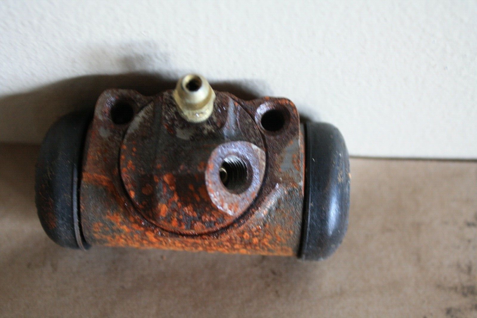FORD D3TZ2061A RIGHT REAR WHEEL CYLINDER for sale online eBay