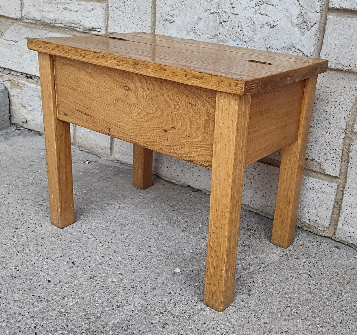 Stool with online compartment
