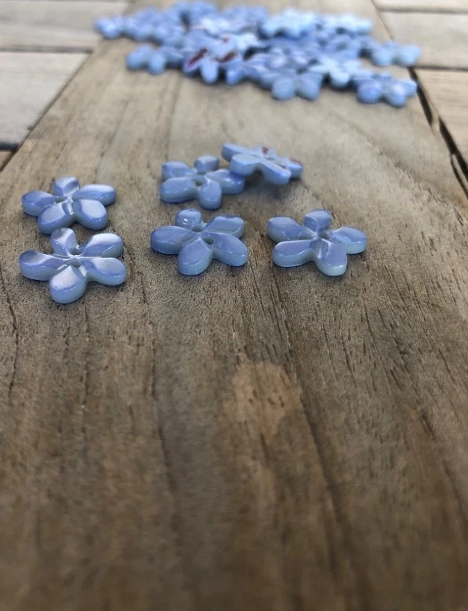 hellblau schimmernde kleine Perlmuttknöpfe in Blütenform 2 Loch (5 Stück) - Bild 3 von 3