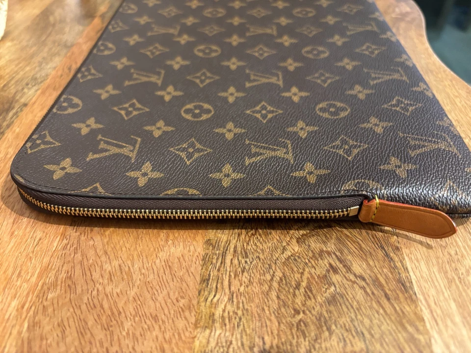 Auténtico Louis Vuitton Poche Documentos Tableta Cubierta Monograma Lona Bolso sin asas Estuche Foto 4 de 4