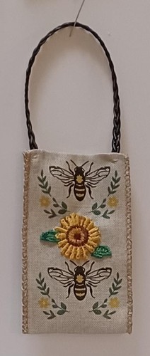 BOLSO PARA MUÑECAS DE MODA - ESTAMPADO DE ABEJA ALBUMBLE EN YUTE NEGRO CORREA DE CUERO TRENZADO - Imagen 2 de 3