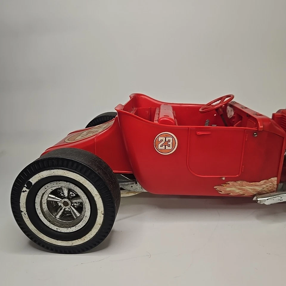 20 世纪 60 年代 Marx 24 英寸大红色热杆电池供电 T 桶玩具车老式 — 第 2/4 张图片
