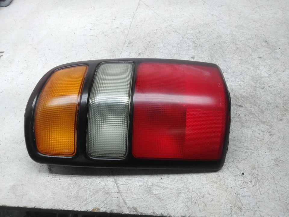 Used Right Tail Light Assembly fits: 2004 Chevrolet Suburban 1500 Right Grade B — 第 2/4 张图片