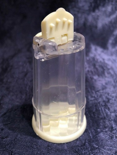 Vintage-Retro Hong-Kong; Compact Plastic Two-in- One Salt + Pepper Shaker - Picture 12 of 12