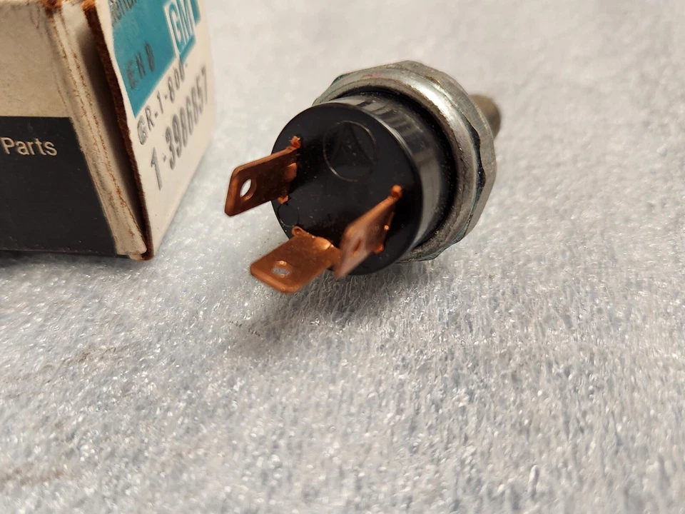 NOS OEM GM 1971 - 1977 Chevrolet Vega Oil Temperature Sender 3986857 - Image 4 of 4